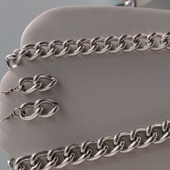 Beautiful Silver Tone Necklace with Toggle Clasp and Matching Drop Earrings - Picture 4 of 7